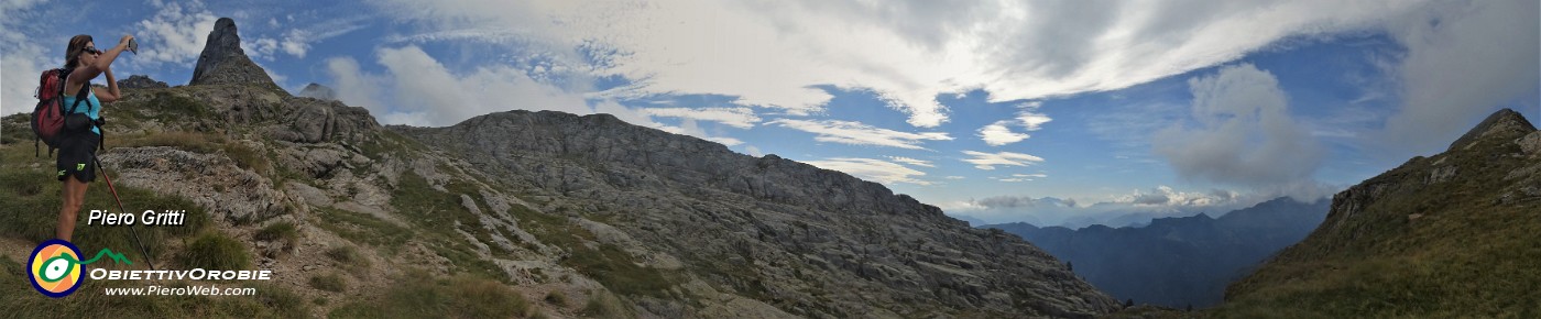 72 Vista panoramica sulla Valle Scura dal Passo di Val Vegia (2164 m).jpg